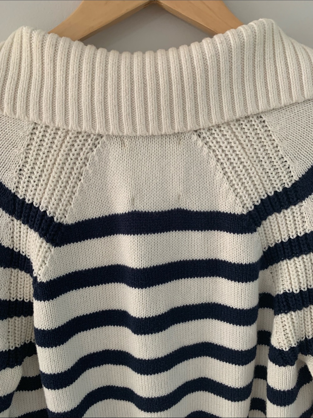 Abercrombie & Fitch Polo Collared V-Neck Striped Sweater Cream Navy Blue Small - Picture 8 of 10